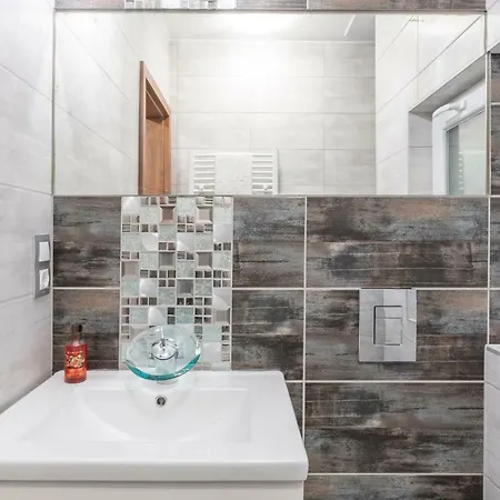 Modern 2 Bedroom With Free Airport Transfer בודפשט