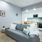 Modern 2 Bedroom With Free Airport Transfer *