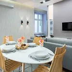 Modern 2 Bedroom With Free Airport Transfer 아파트 *